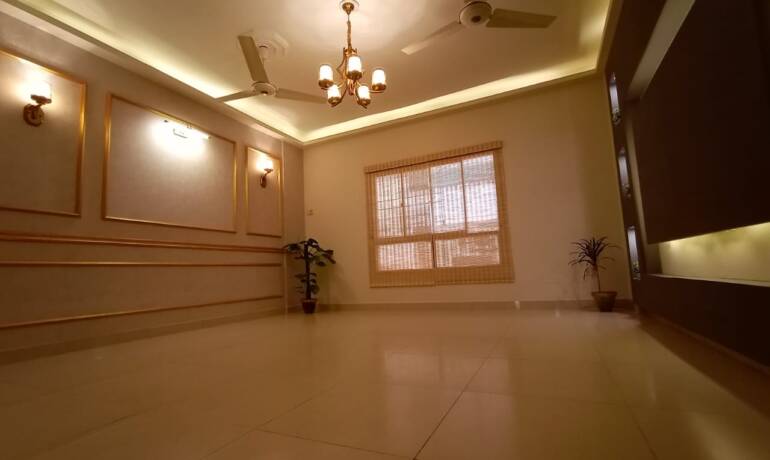 Apartment on Sale 900 Square Feet at prime location of city.